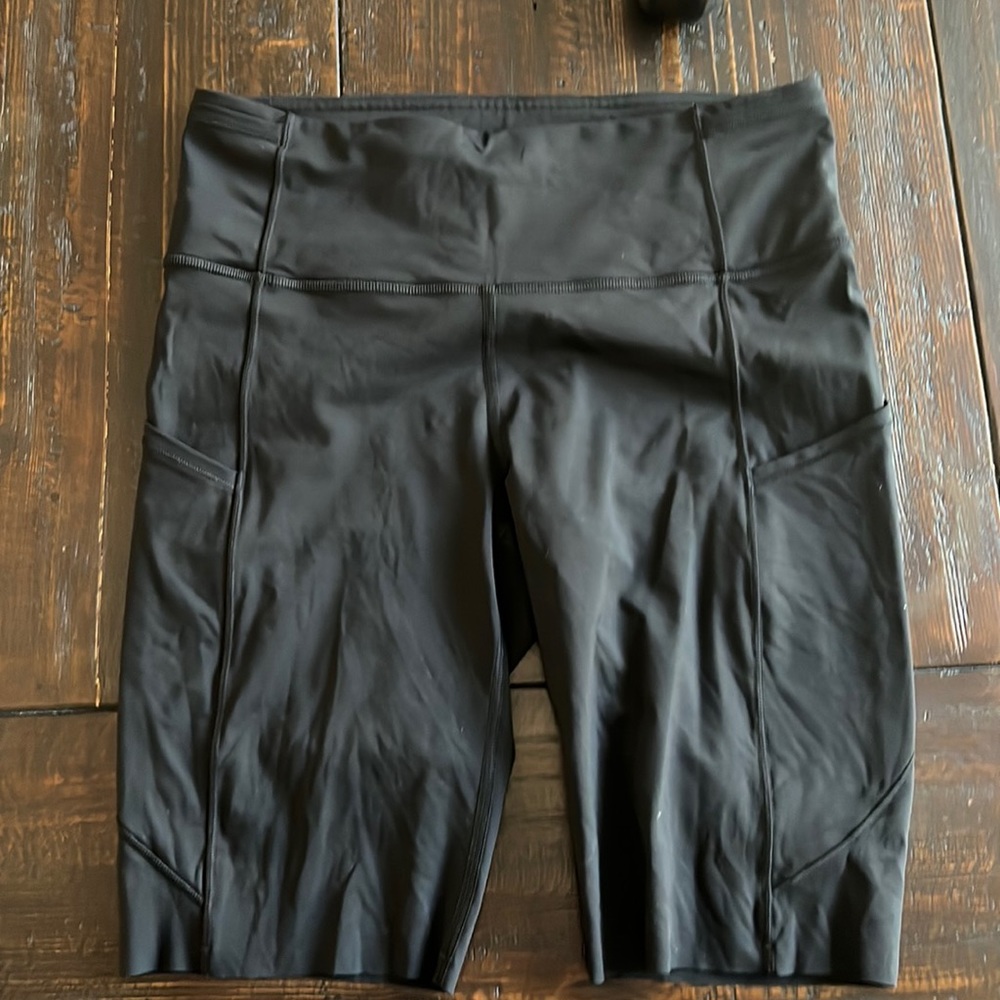 Lululemon wonder under bike shorts 8 in black